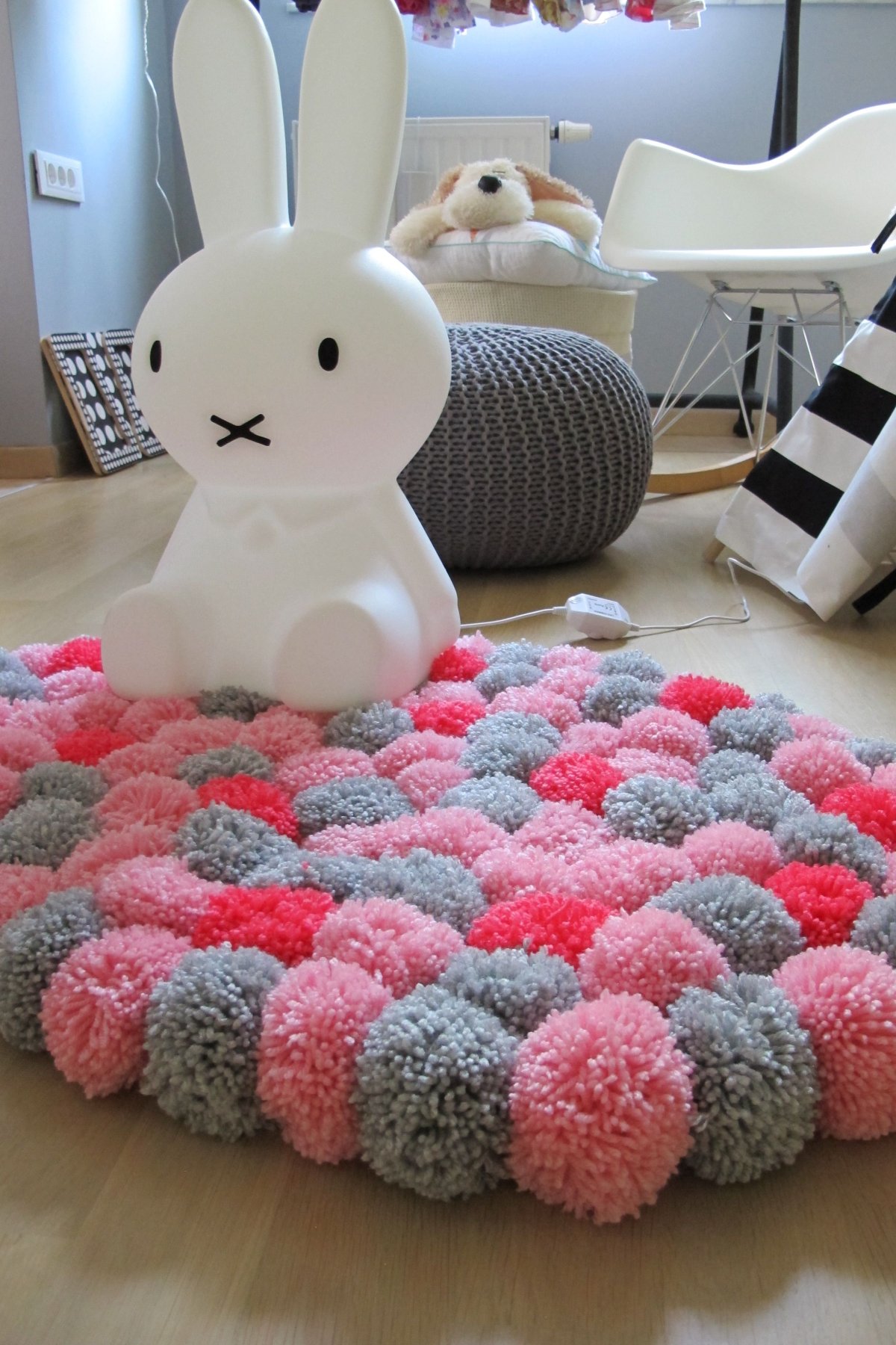 Детский коврик из помпонов