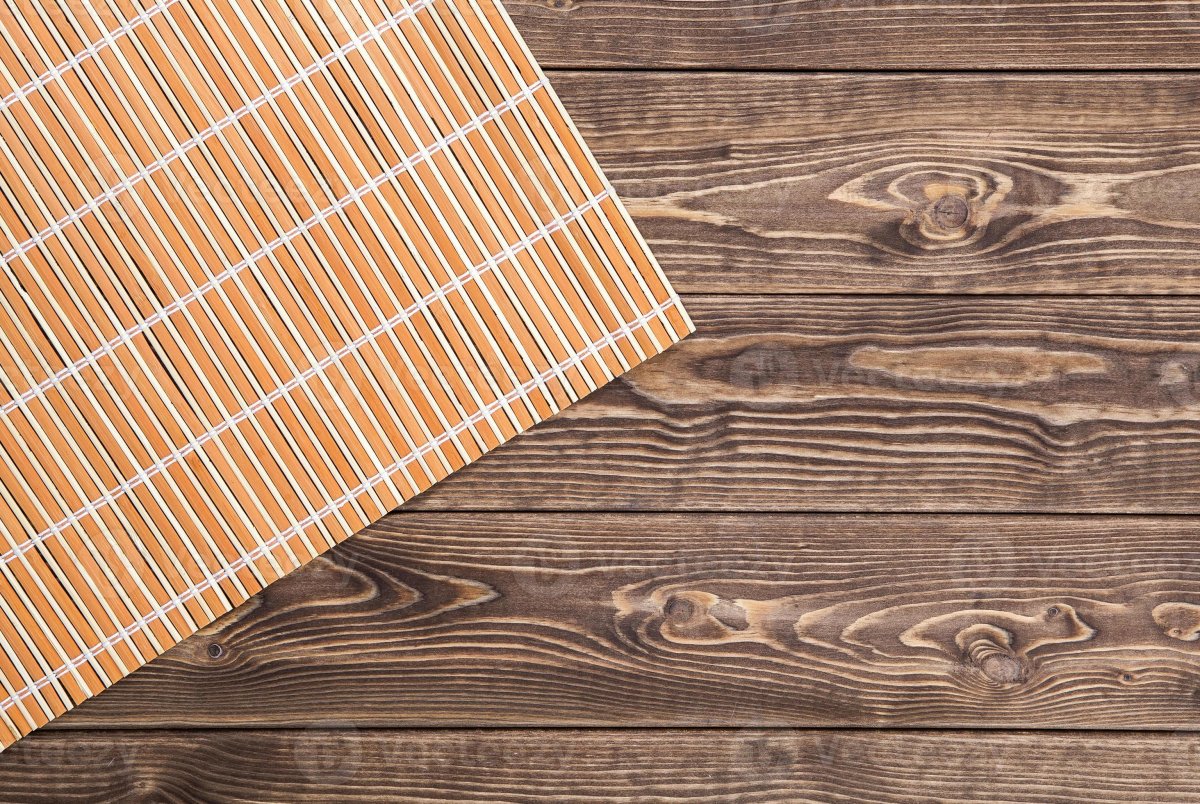 Циновка на деревянном столе