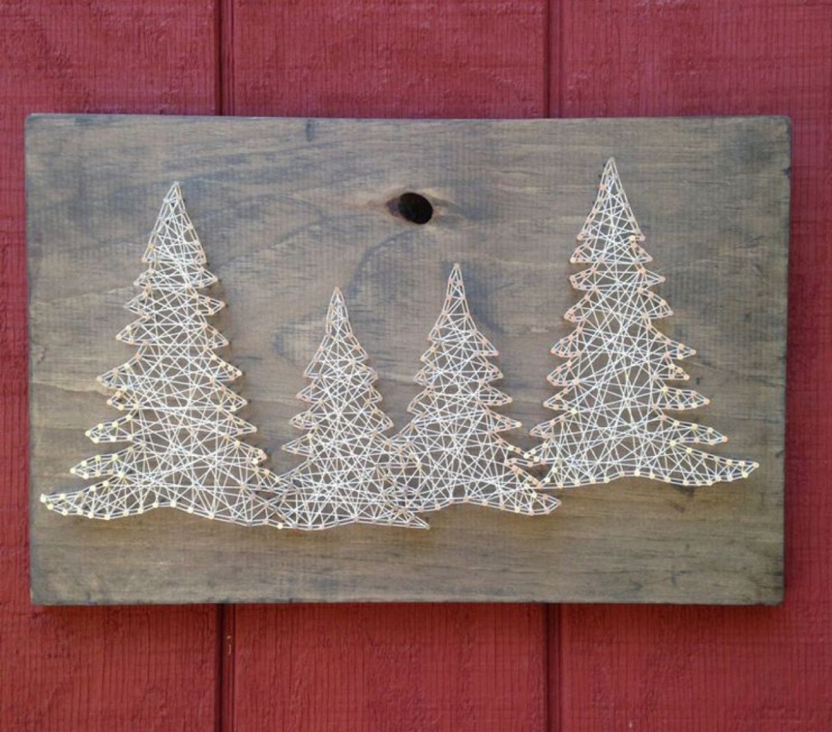 Новогоднее панно из гвоздей и ниток