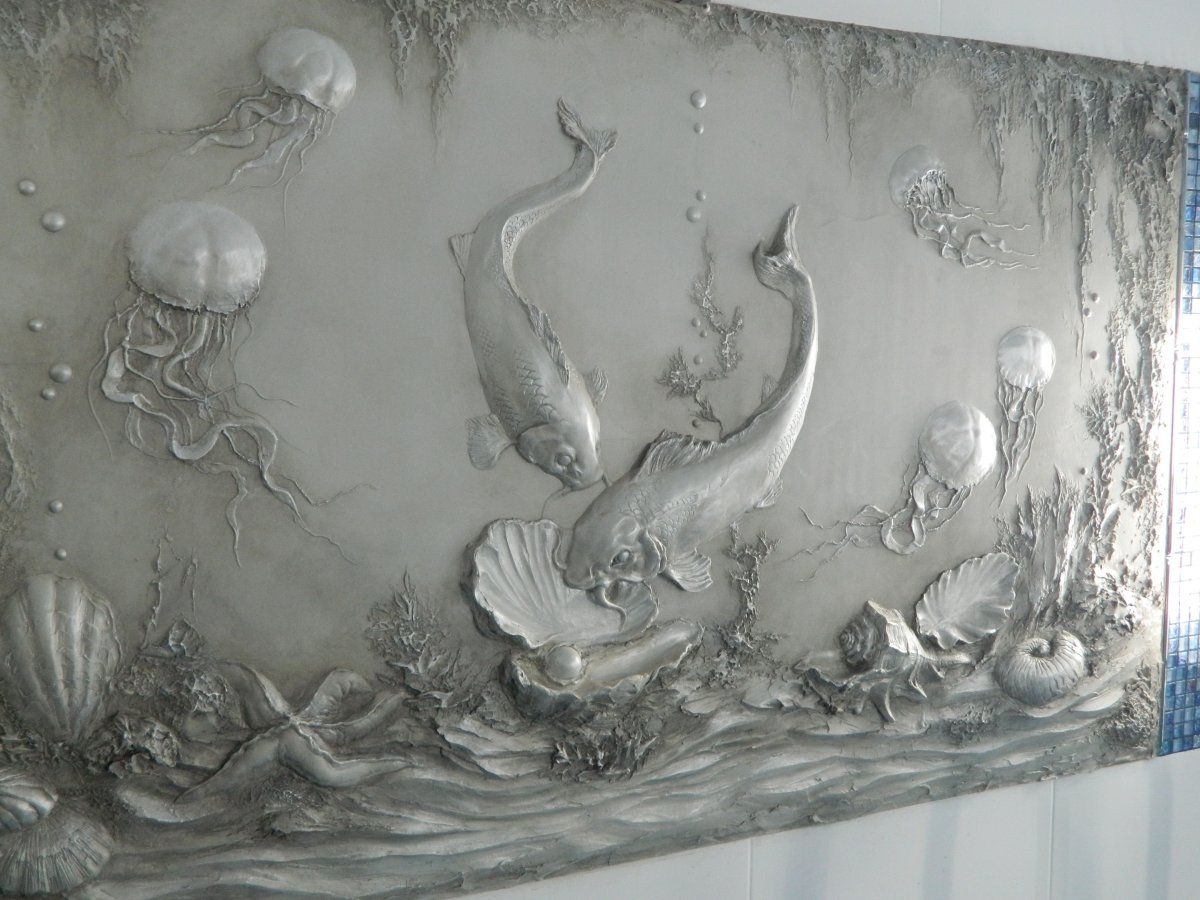 Лепнина рыбы на стенах