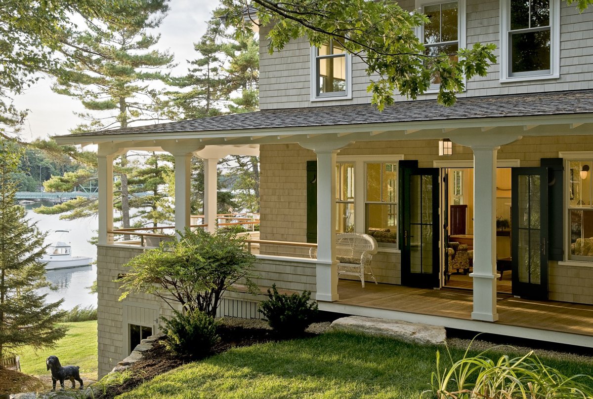 Загородный дом с верандой и террасой