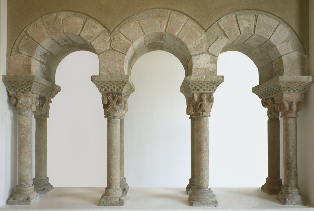 Полуциркульные арки в романском стиле