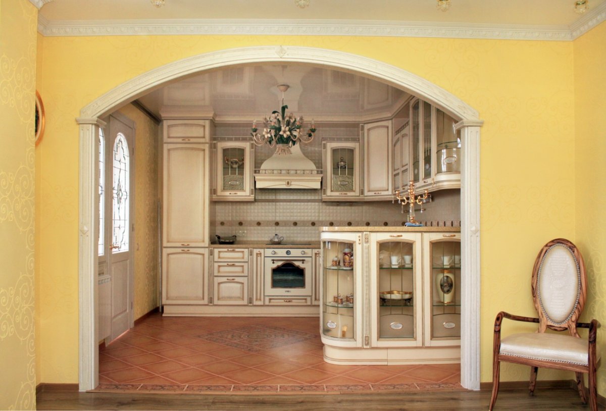 Кухня с аркой в классическом стиле