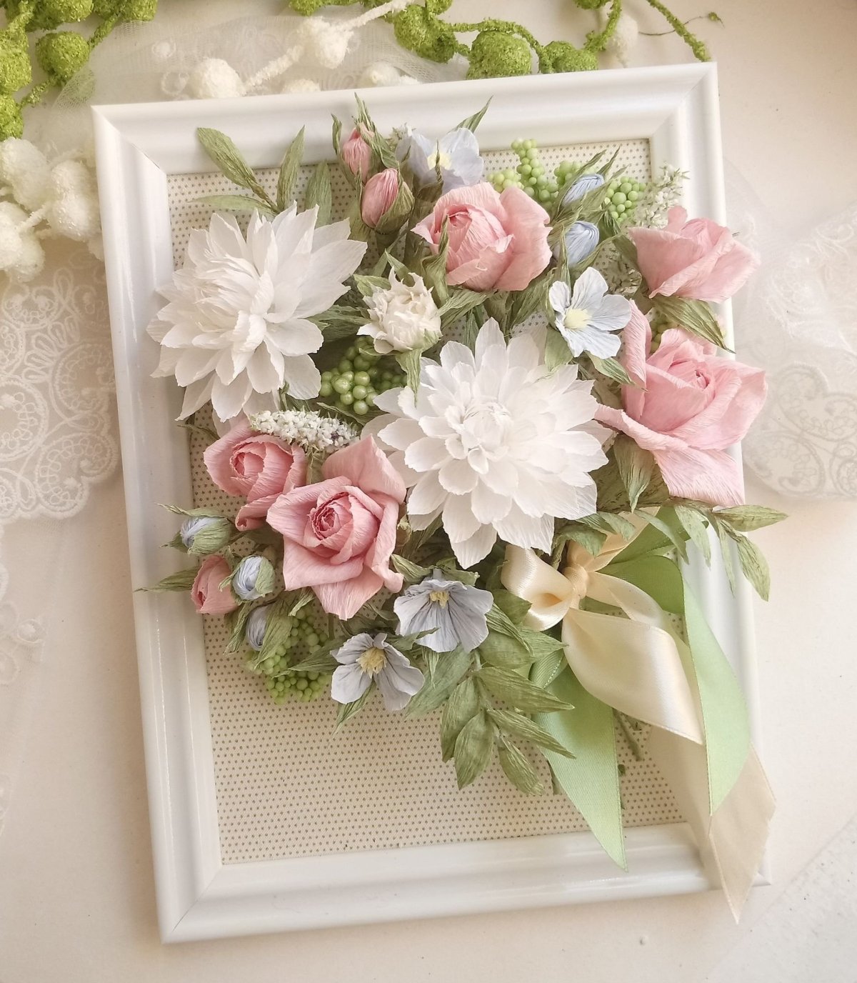 Панно с искусственными цветами