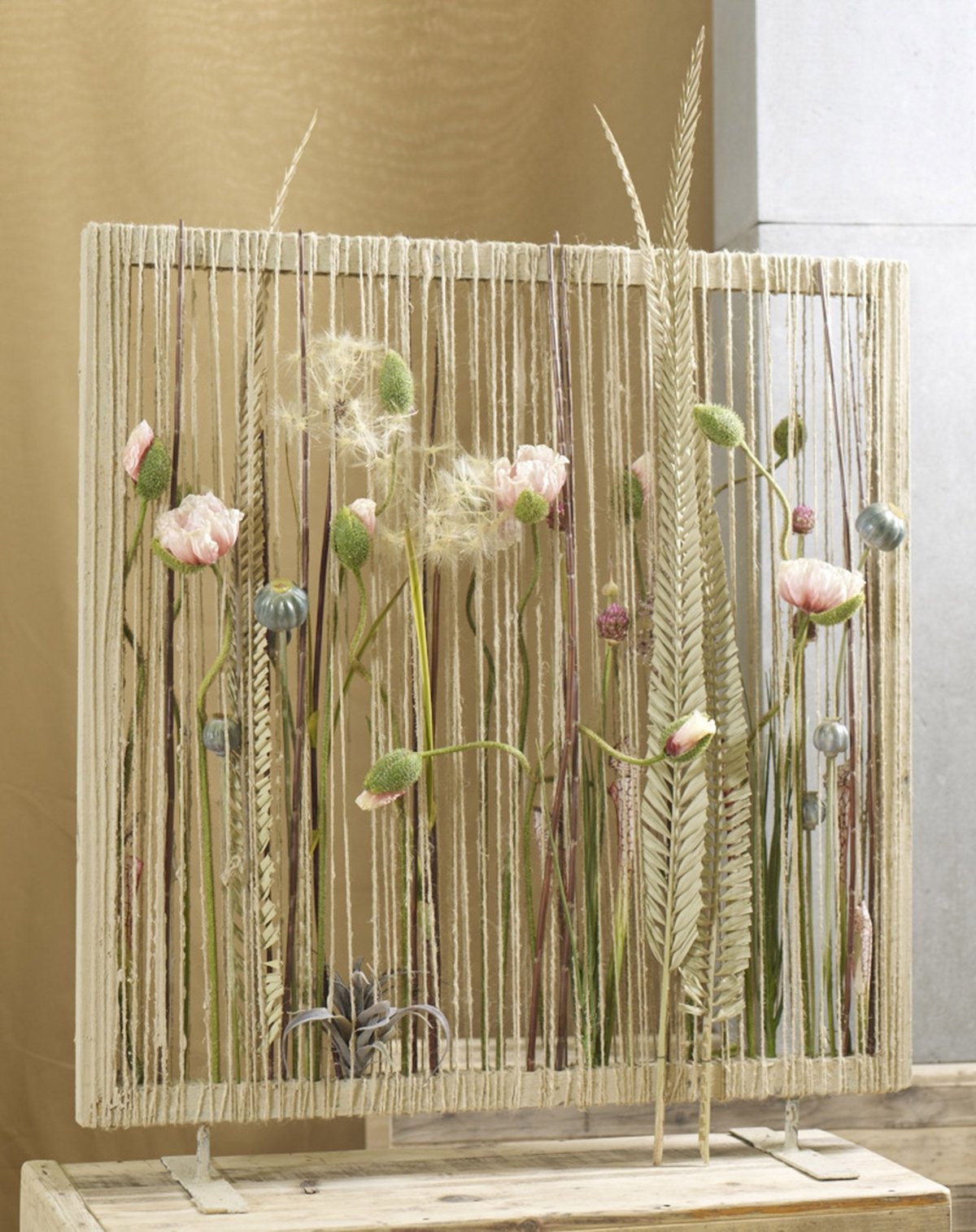 Пано из веток и сухоцветов