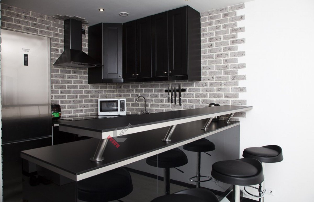 Черная барная стойка