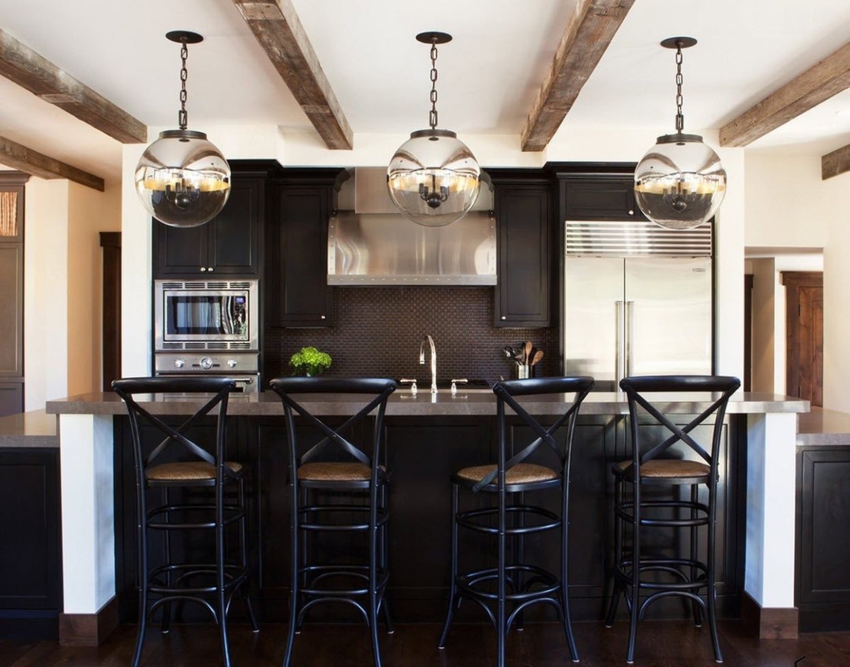 Барные стулья в интерьере кухни