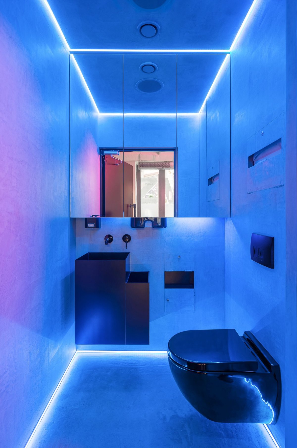 Санузел с неоновой подсветкой