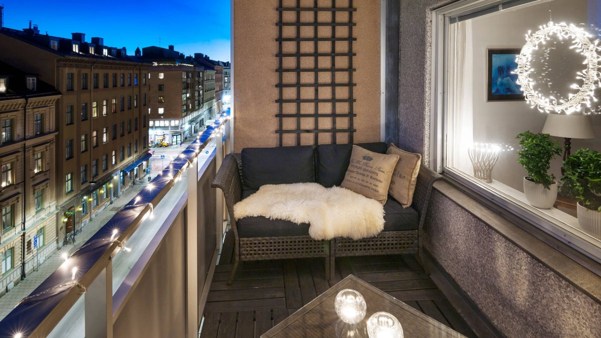 Фонарики на балконе