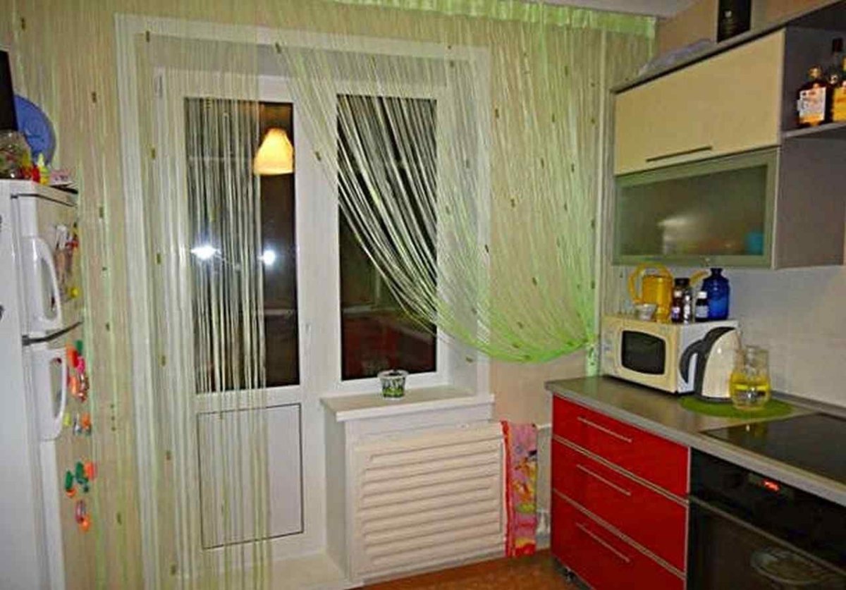 Нитяные шторы на кухне с балконом