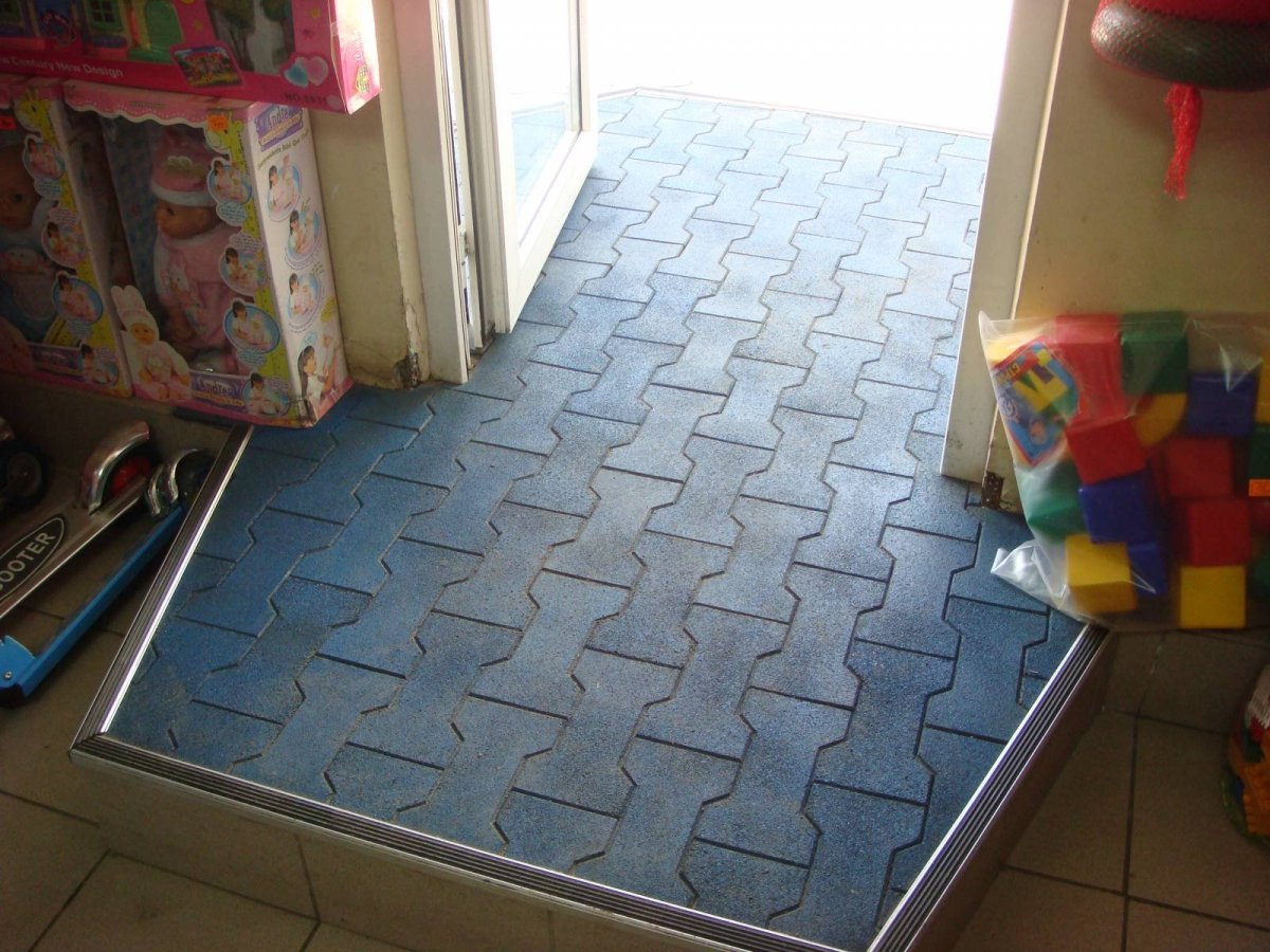 Резиновая плитка для пола на веранде