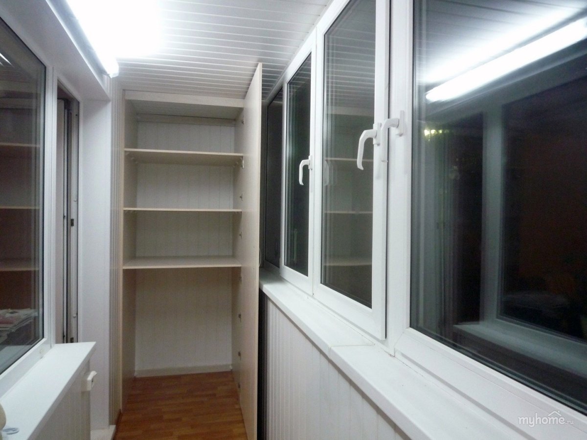Шкафы на балконе с двух сторон