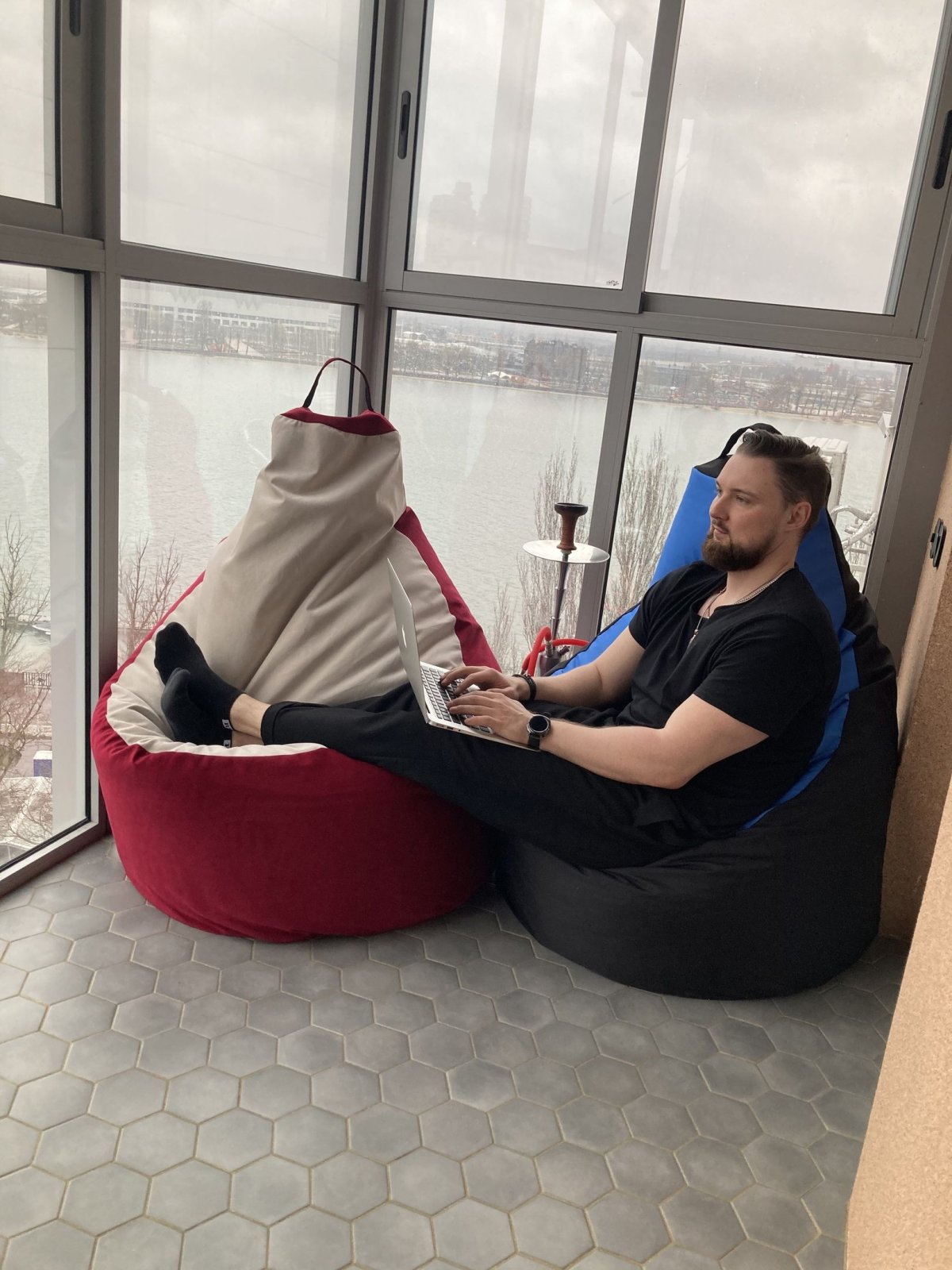 Кресло мешок на балконе