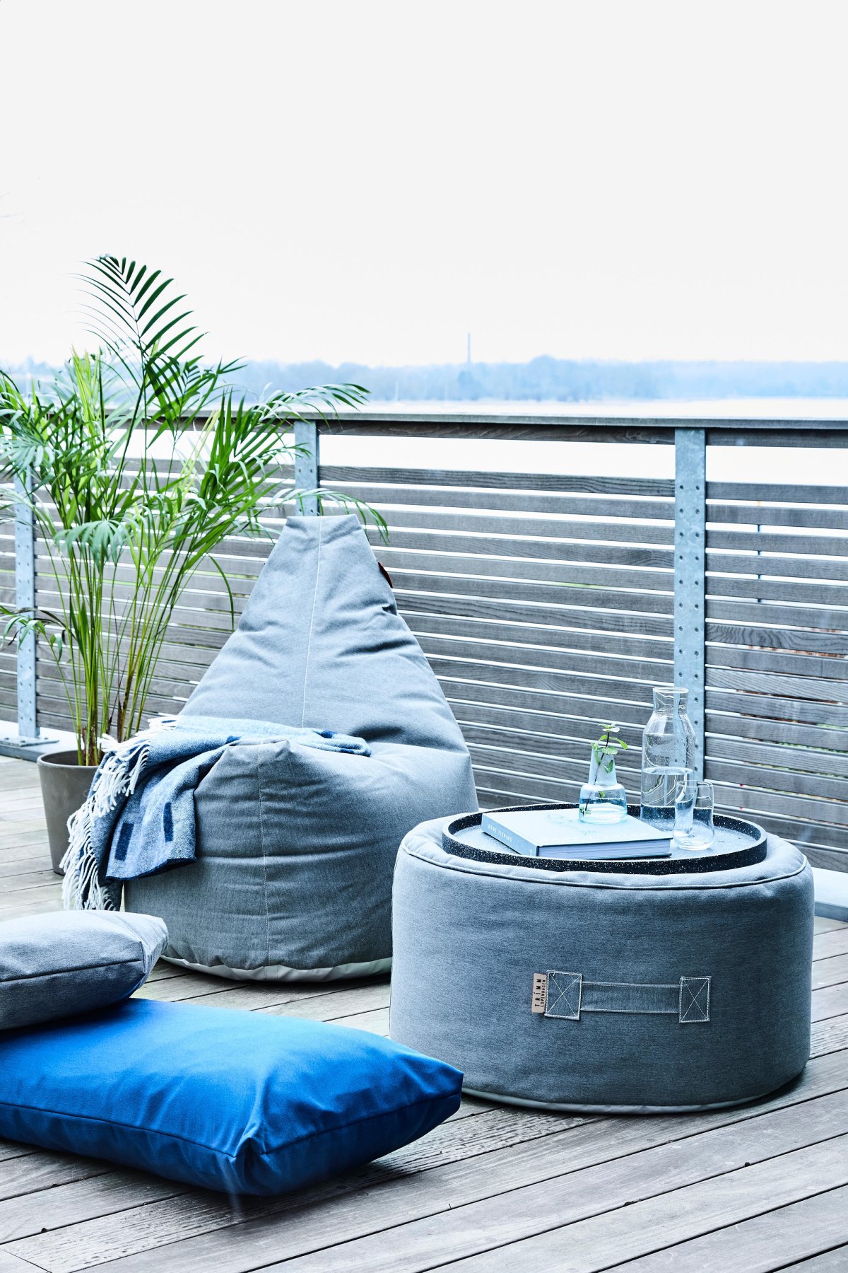 Пуфик мешок на балконе