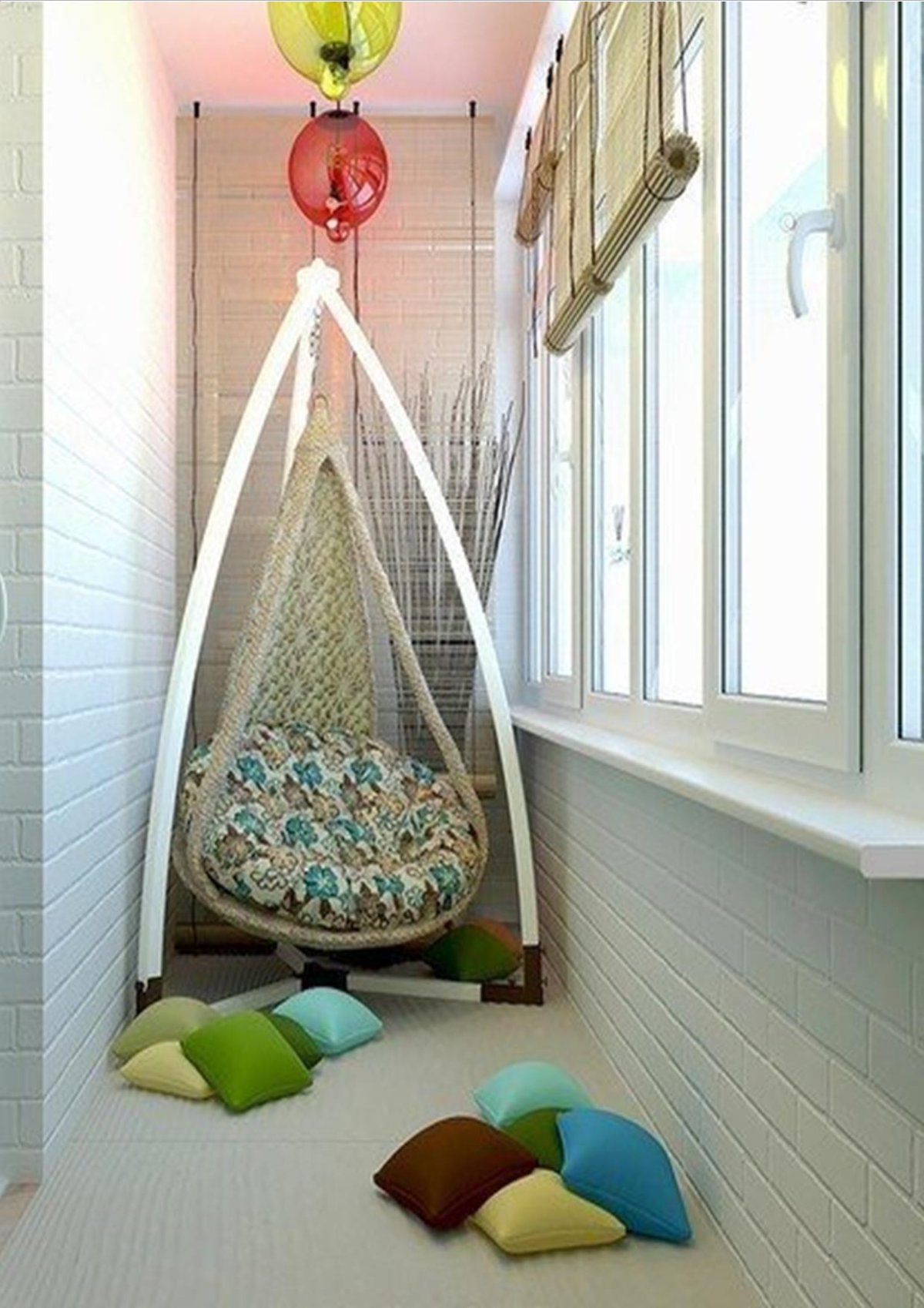 Подвесное кресло на маленьком балконе