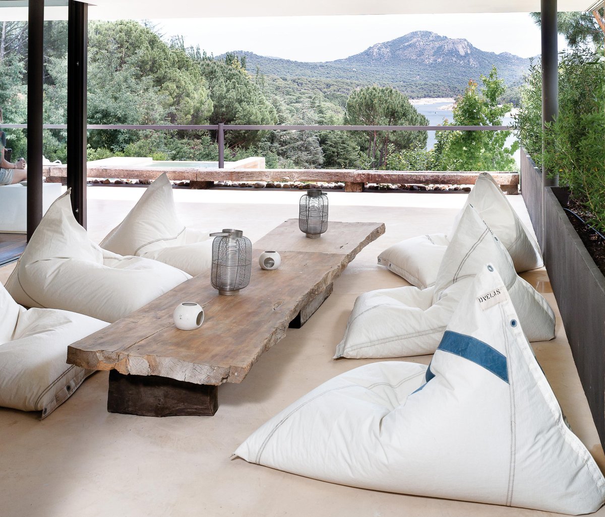 Кресло мешок на веранде