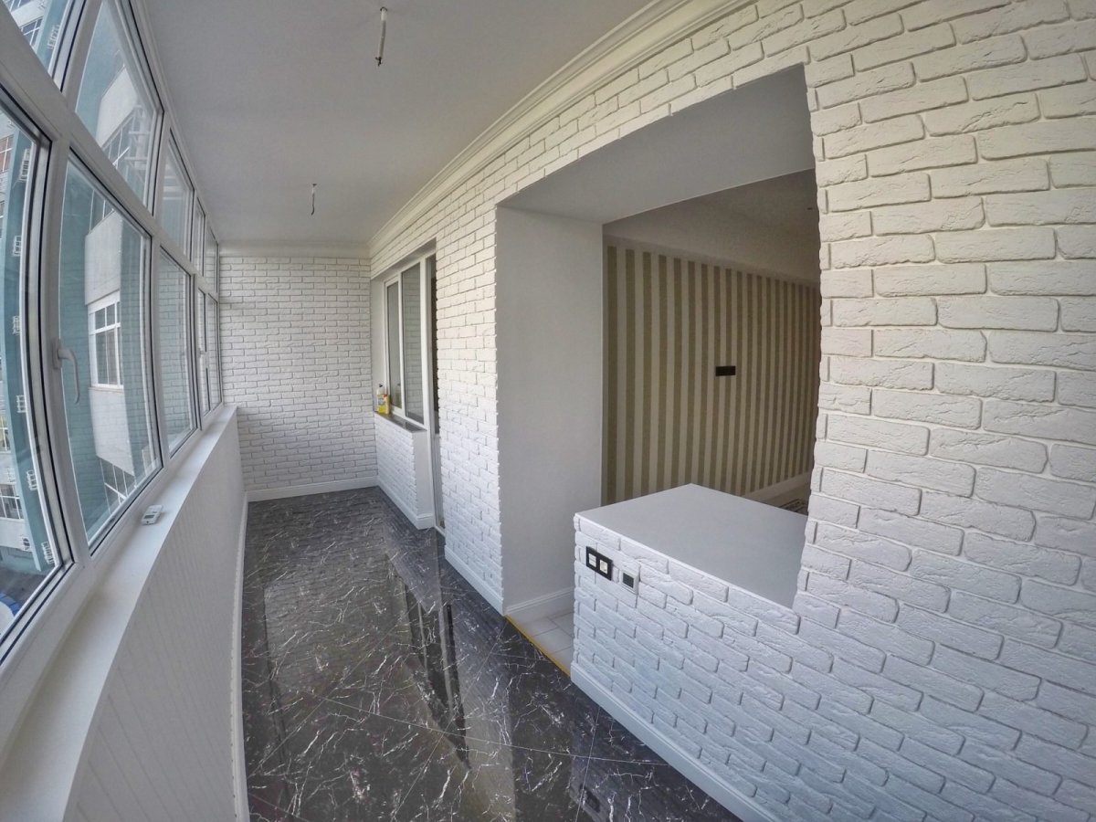 Декоративный кирпич на балконе