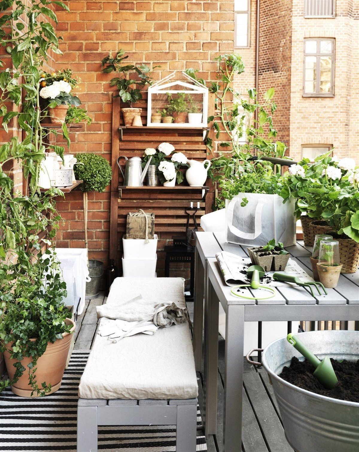 Уютный балкон с цветами