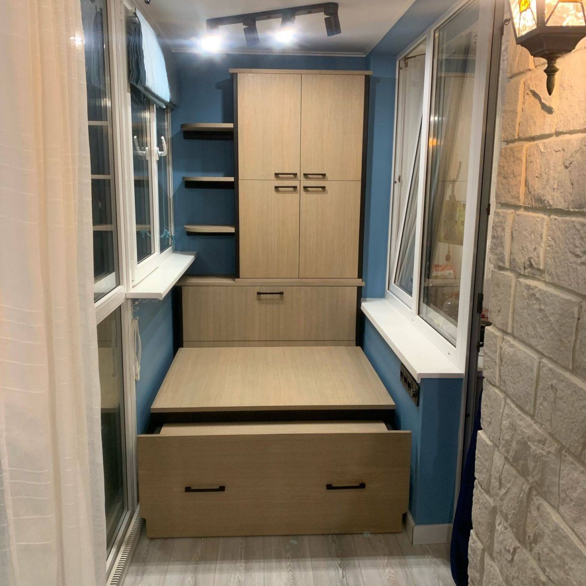 Шкаф с сиденьем на балкон