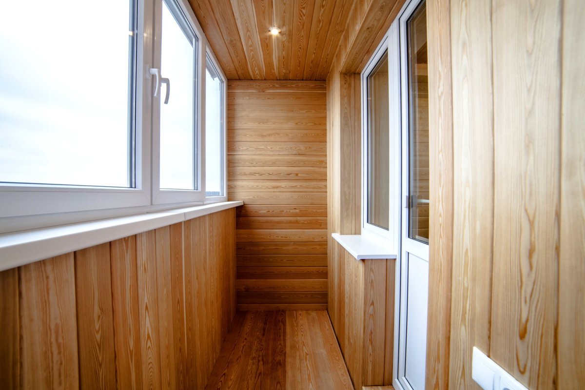 Обшивка балкона вагонкой