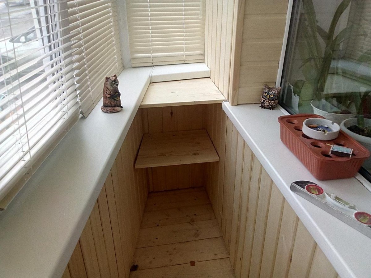 Отделка маленького балкона вагонкой