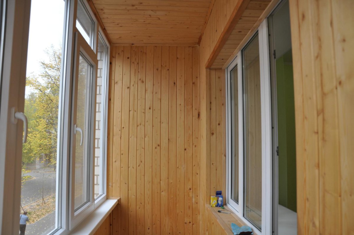 Балкон с покрашенной вагонкой