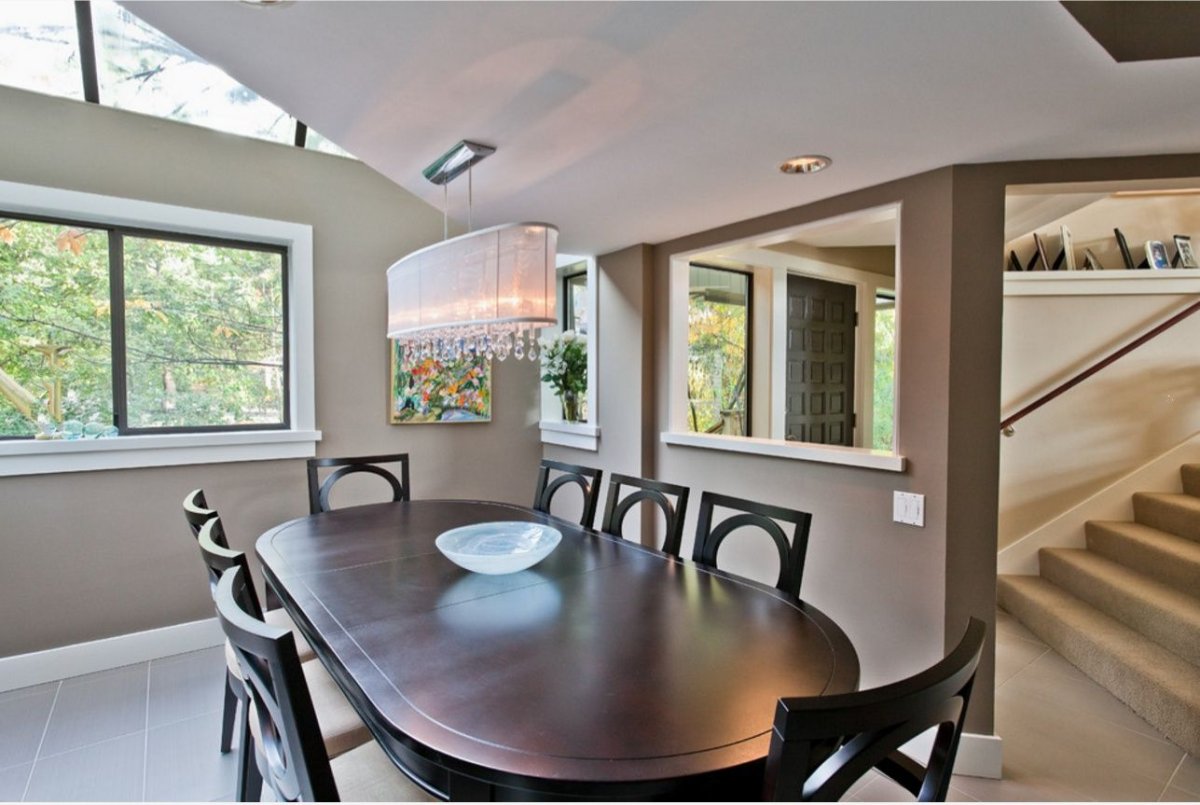 Светильники над овальным обеденным столом