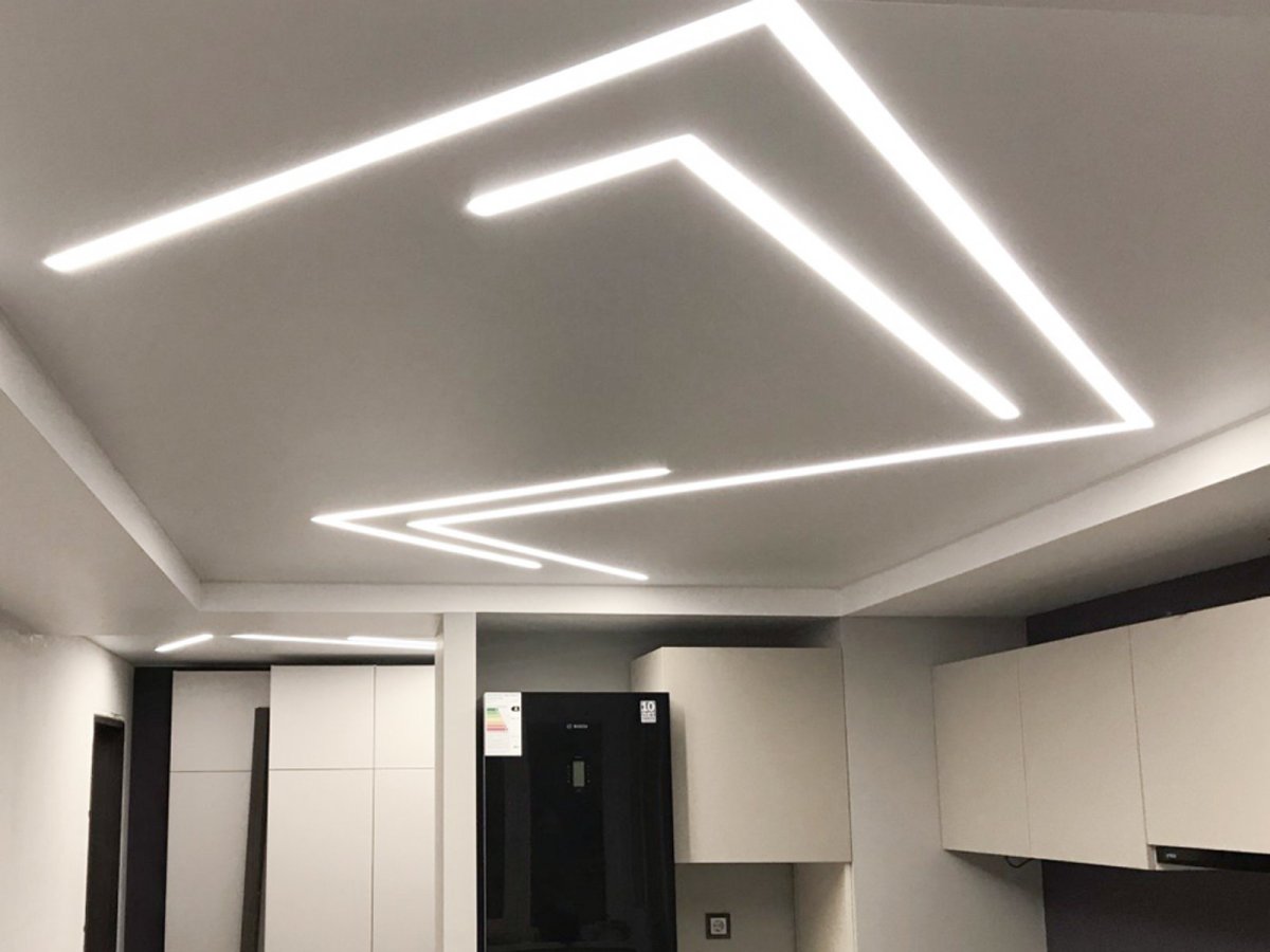 Светящиеся линии на потолке