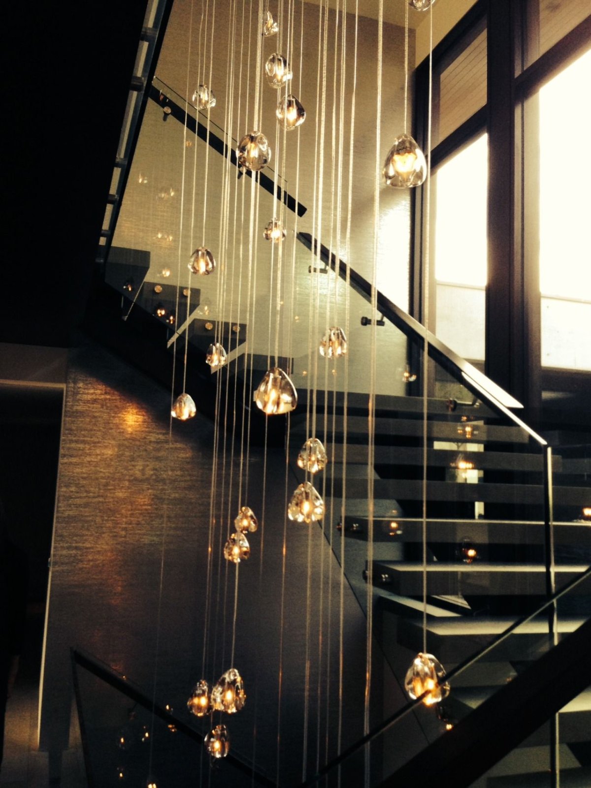 Люстра длинная