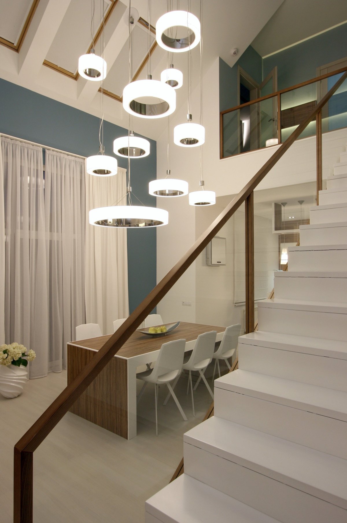 Люстра на лестничный пролет