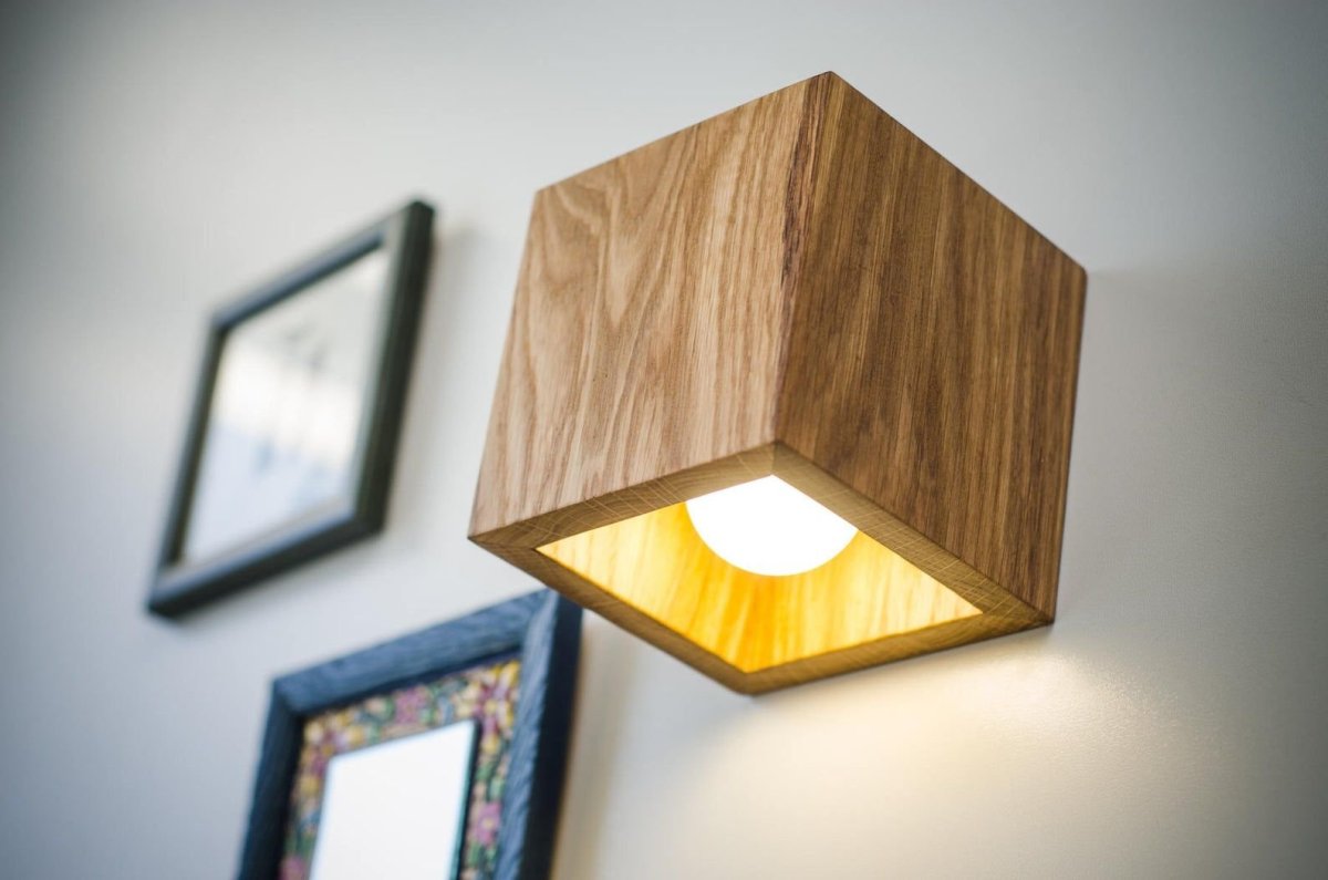 Настенный светильник из дерева