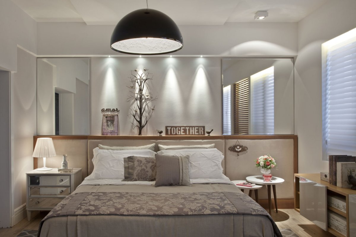 Зеркало над изголовьем кровати