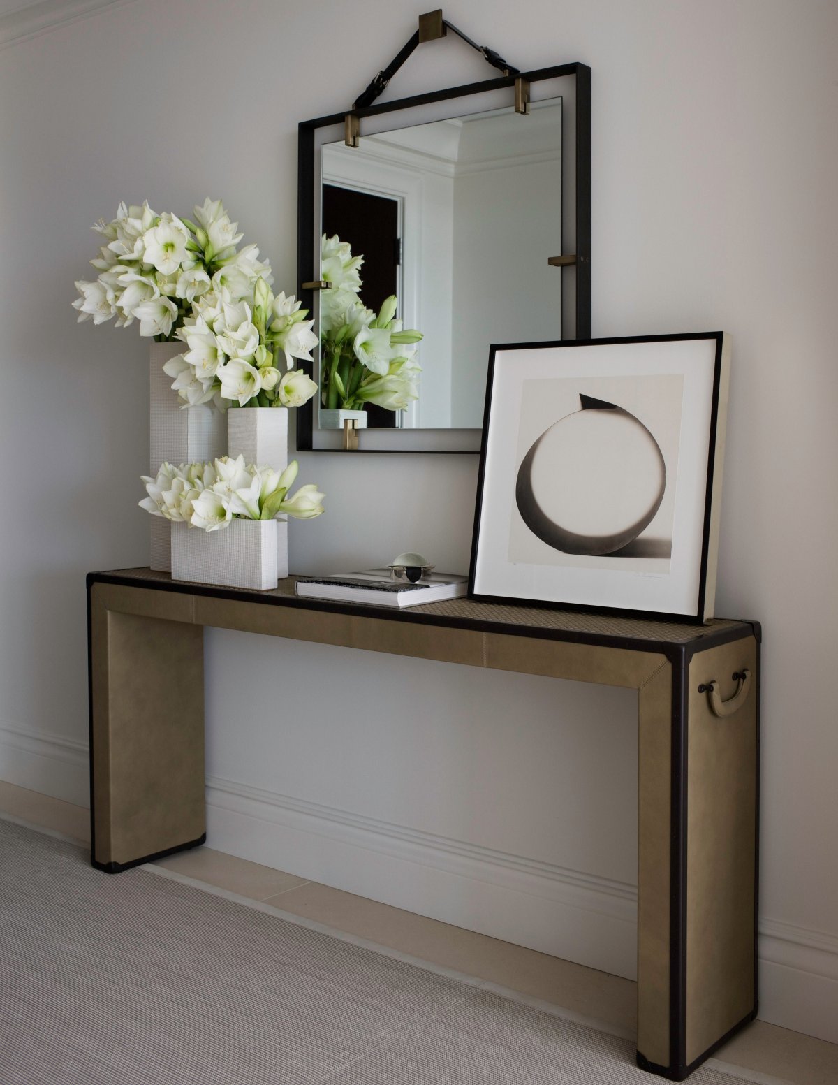 Столик для прихожей в современном стиле