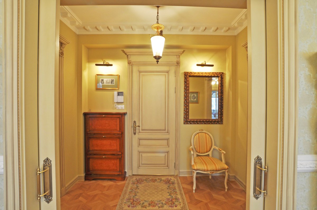 Светильник над входной дверью в прихожей