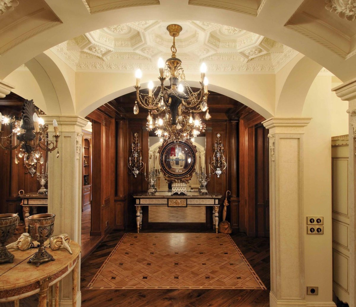 Прихожая в дворцовом стиле