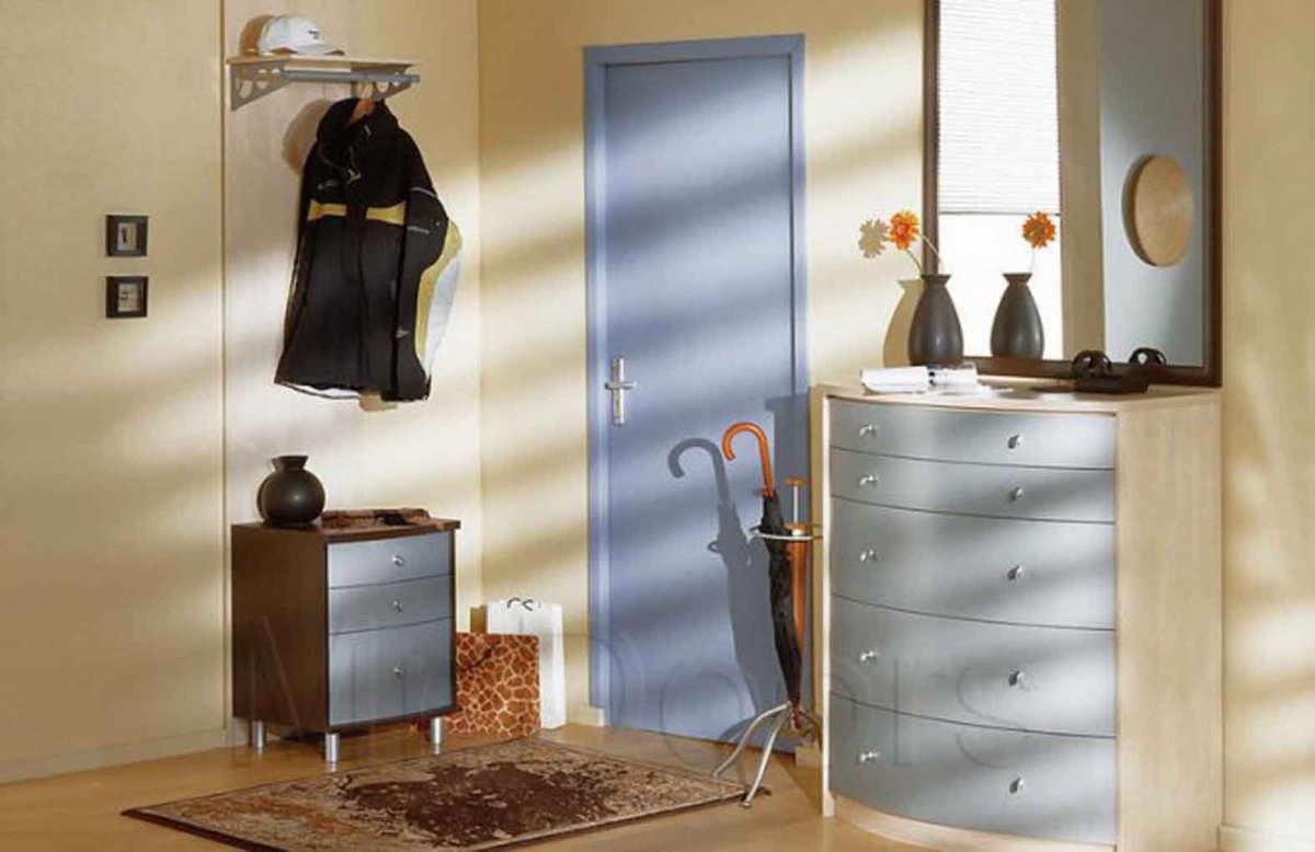 Повесить зеркало в прихожей