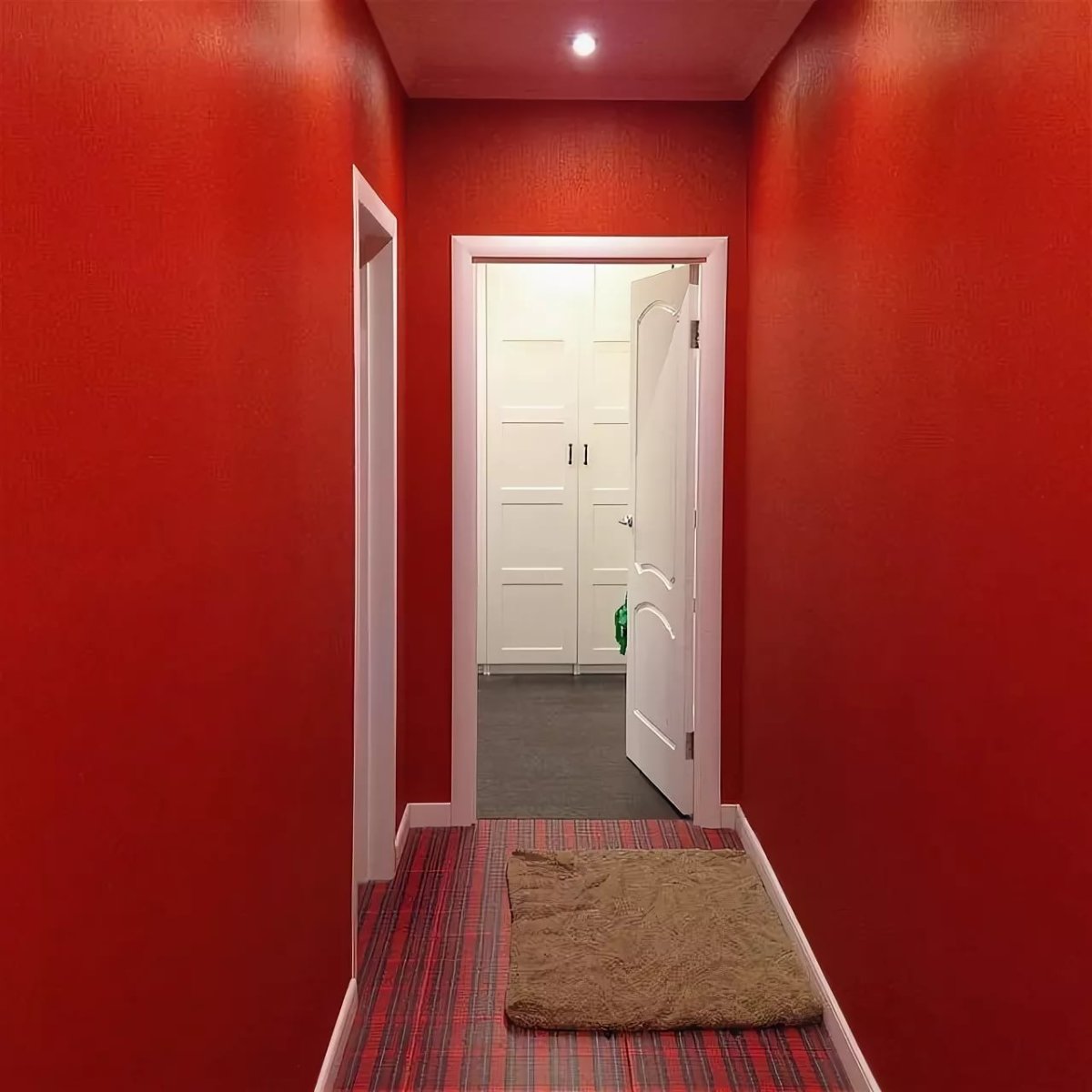 Красные стены в коридоре