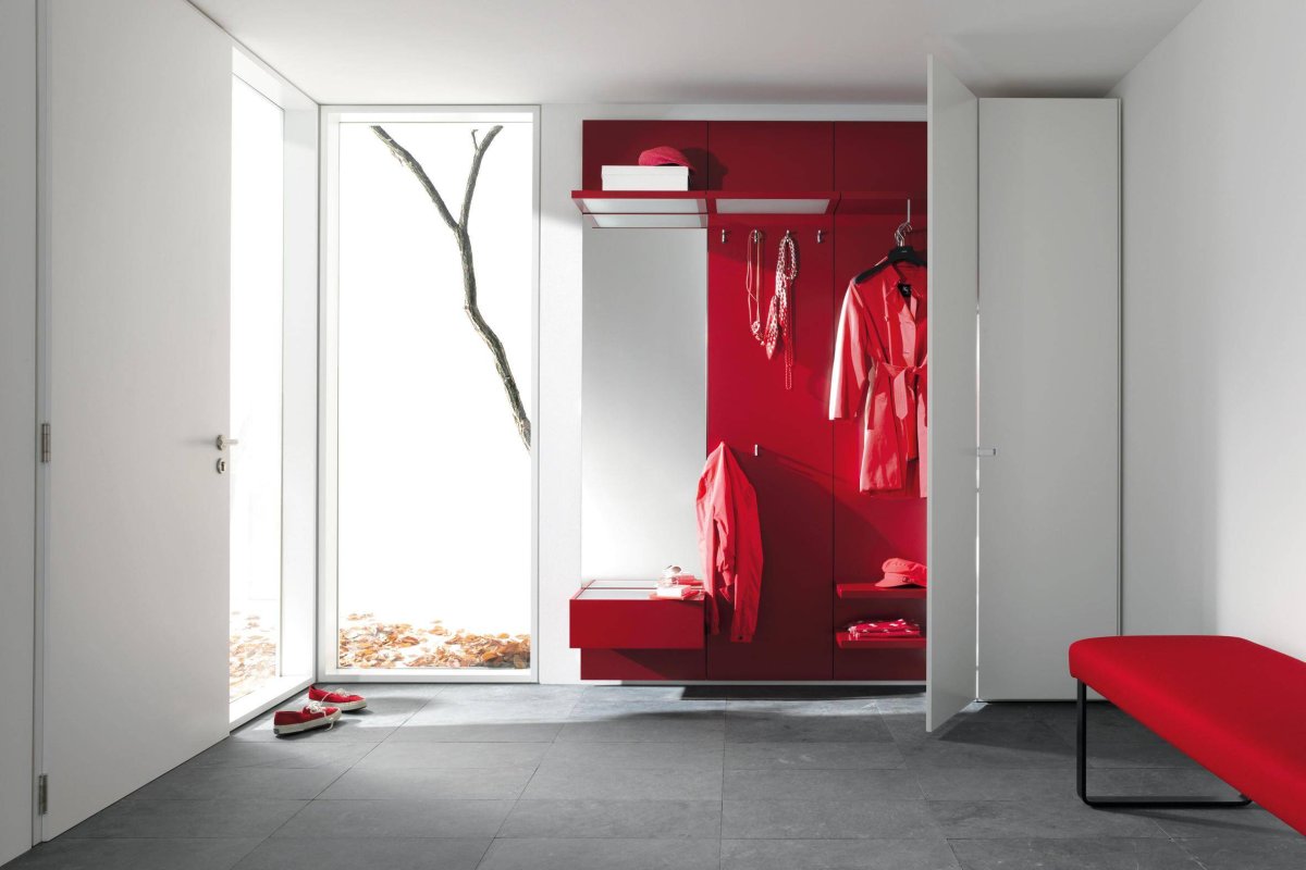 Красный шкаф в прихожую