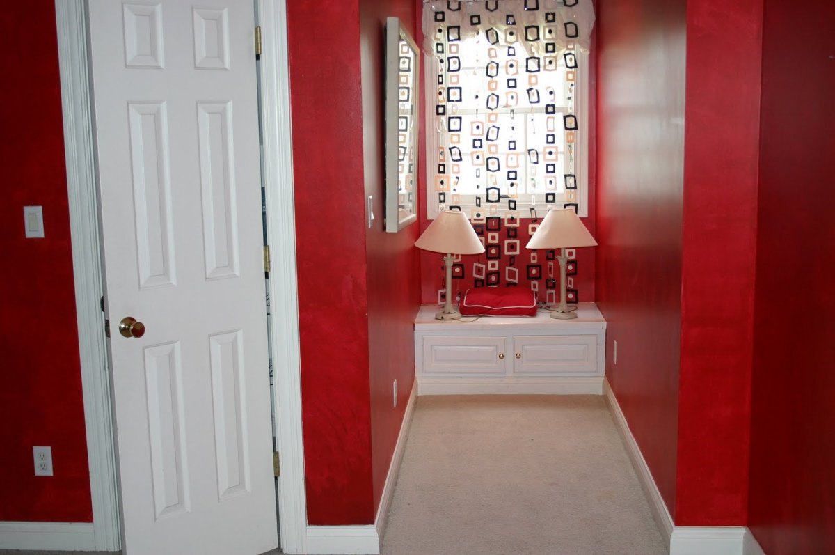 Красная прихожая