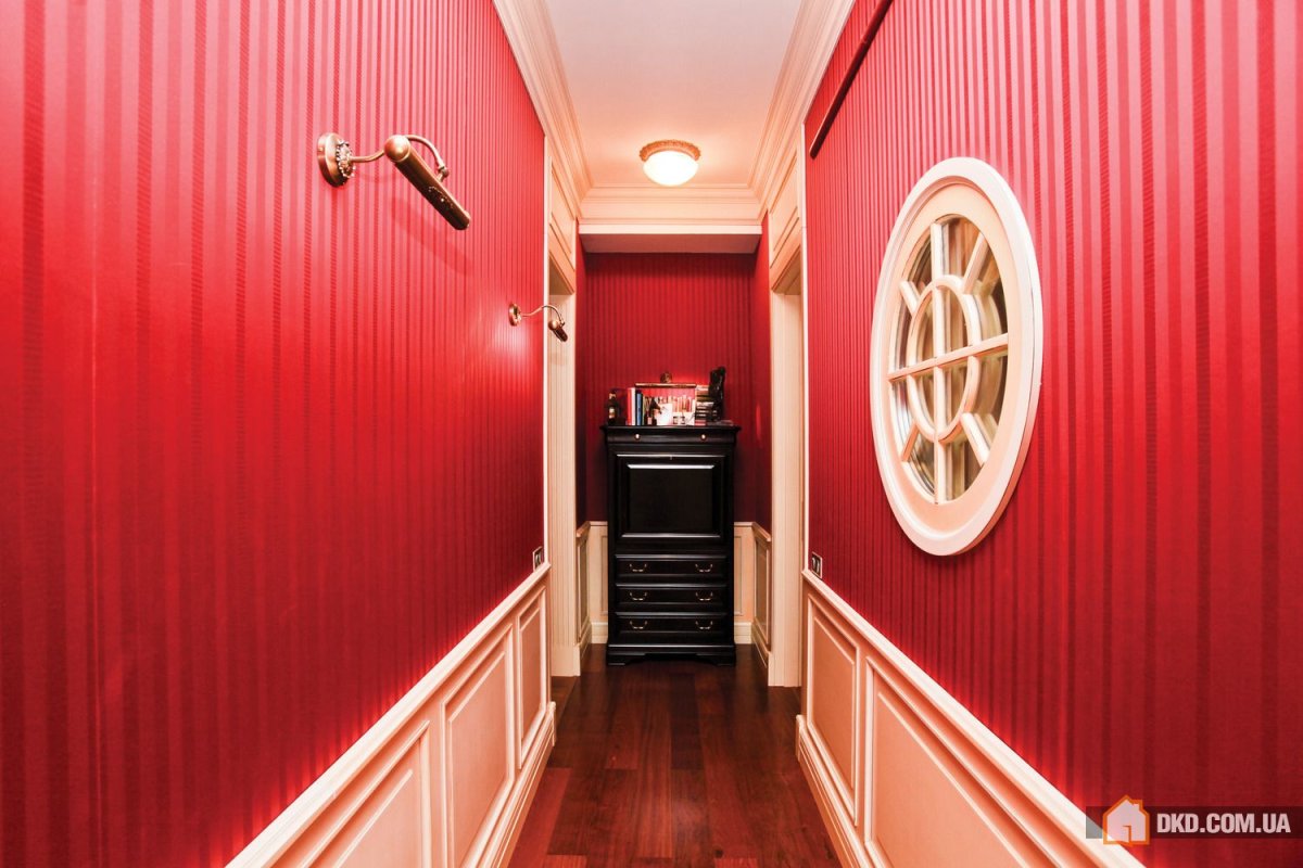 Красные стены в коридоре