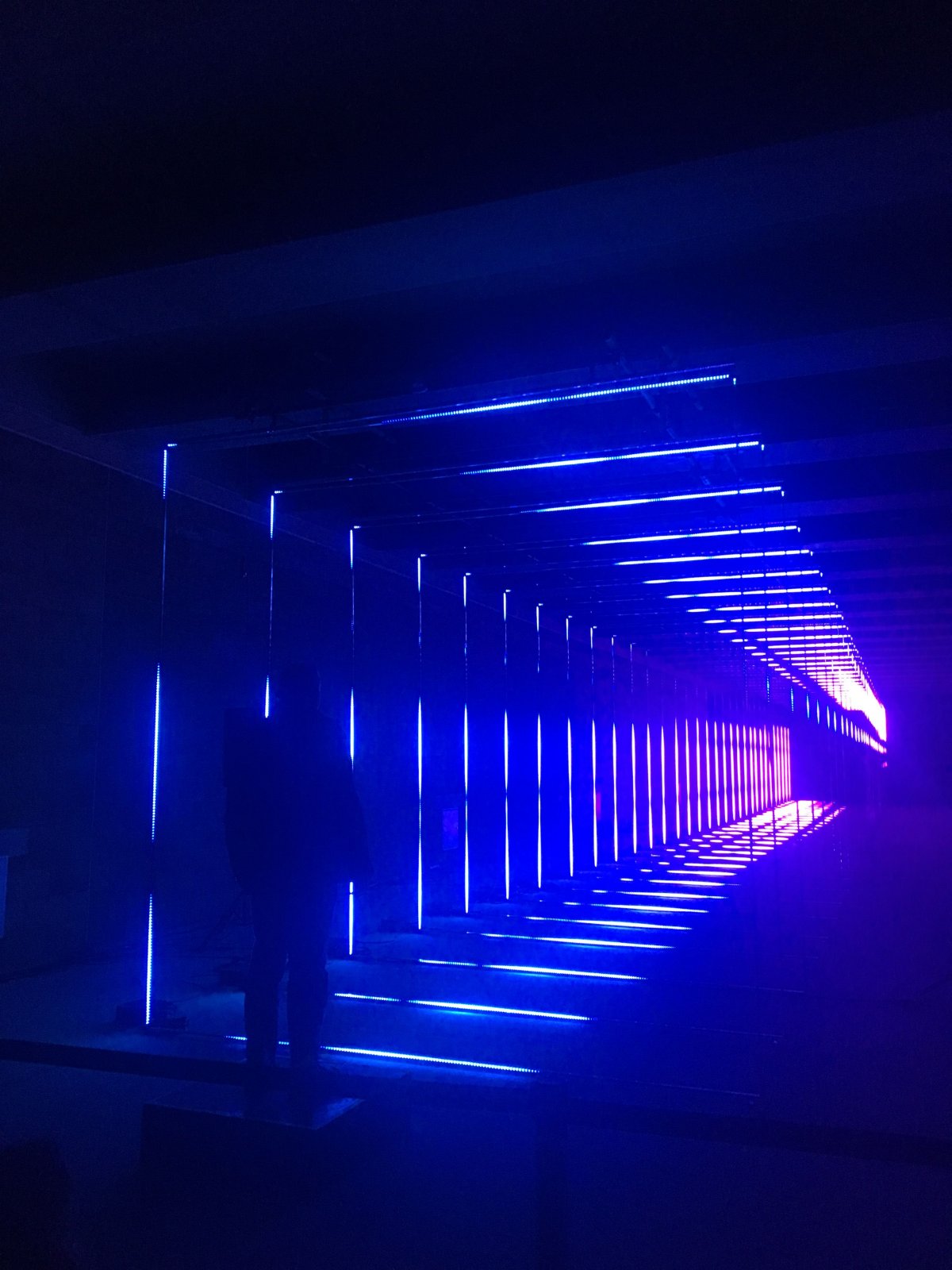 Неоновый коридор