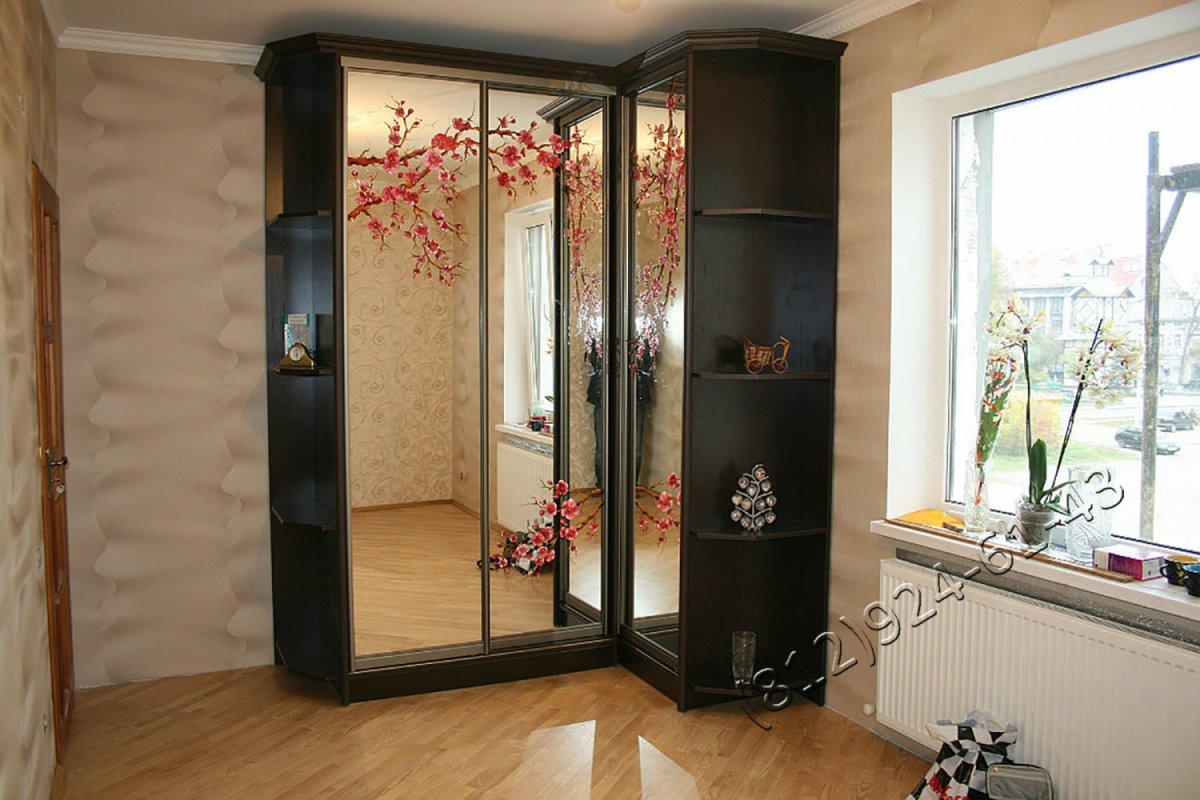 Угловой шкаф купе с зеркалом