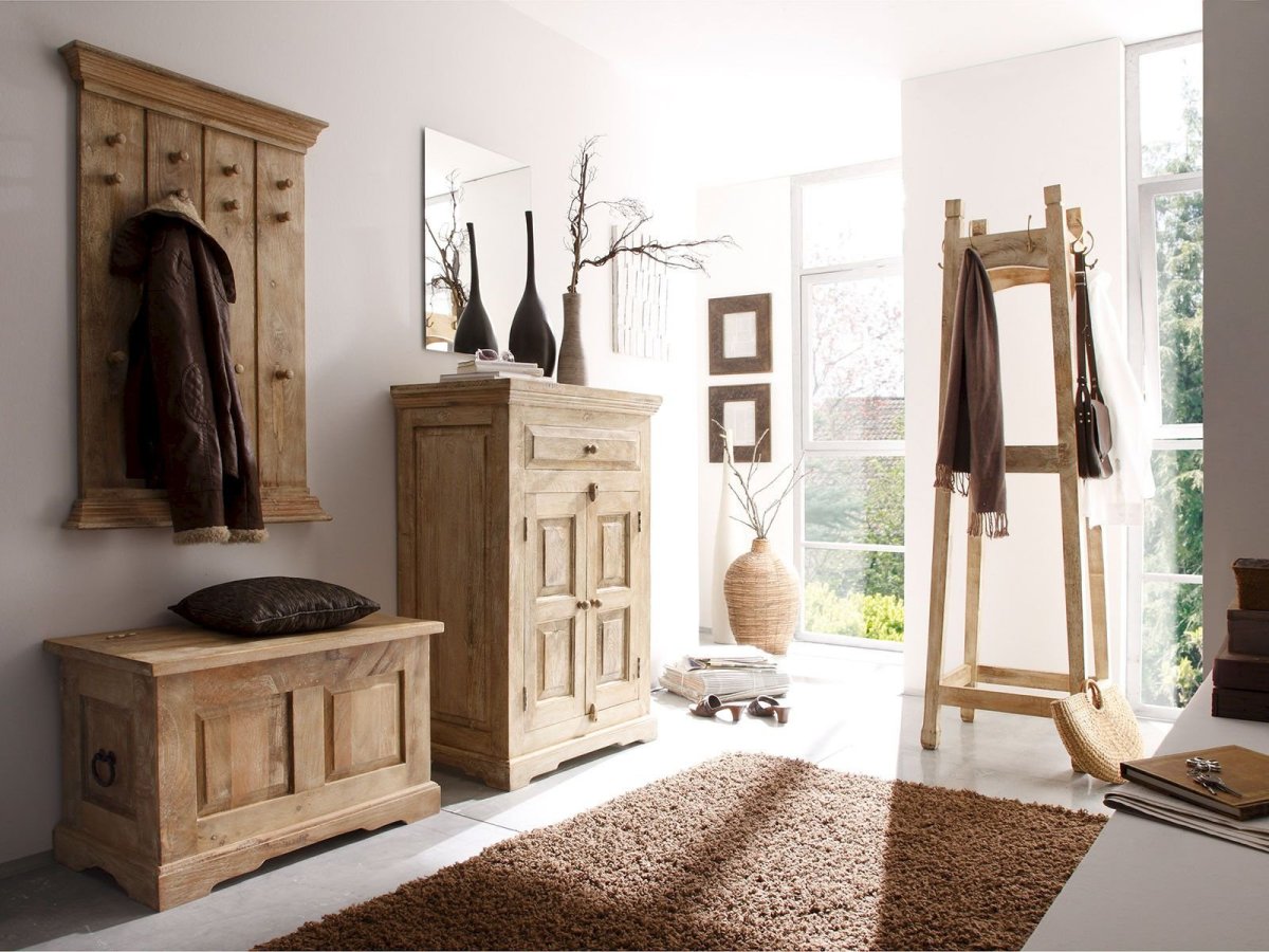 Вешалка в прихожую с деревянными балками