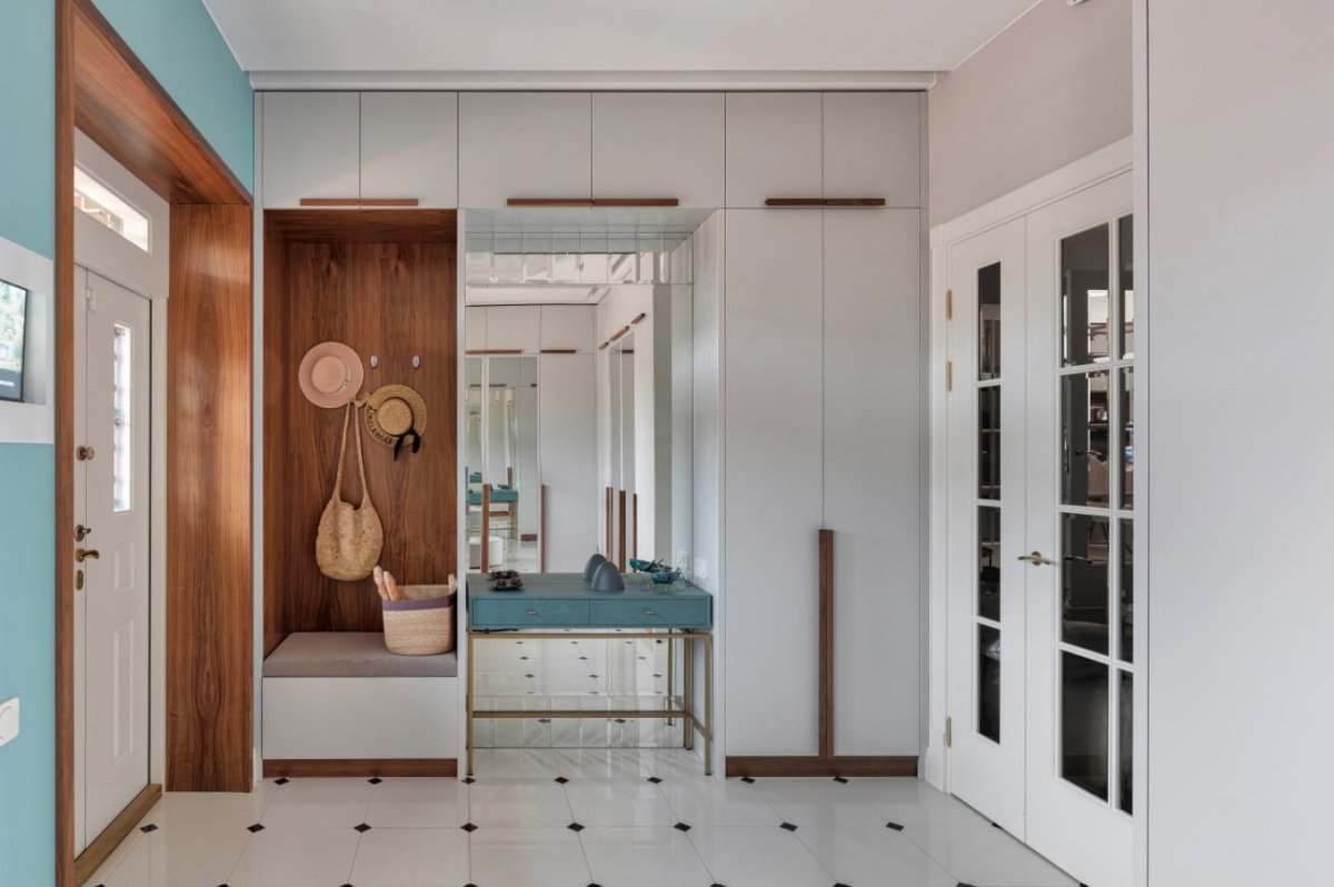 Интерьер прихожей в эркере