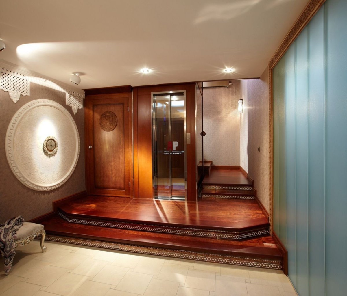 Круглая стена в прихожей