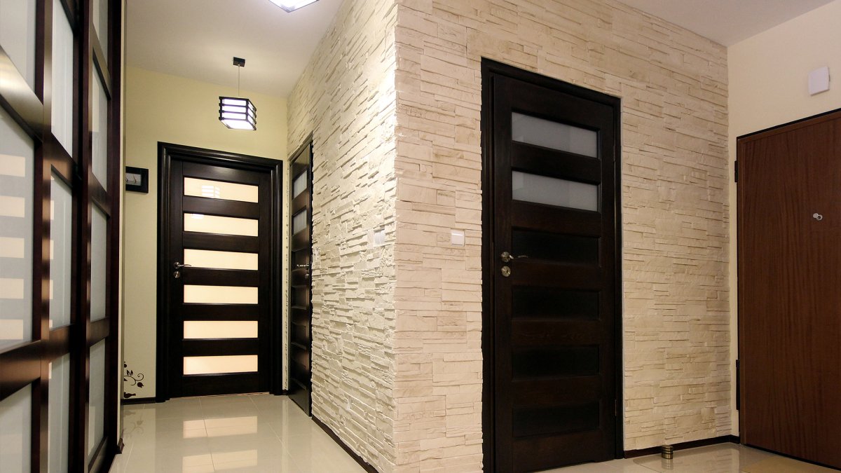 Плитка на стене в прихожей