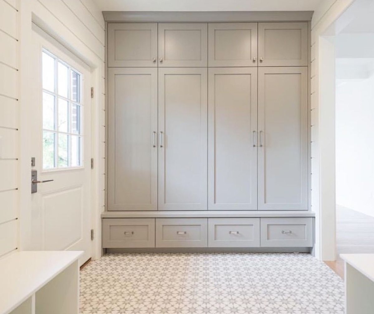 Встроенная прихожая с распашными дверями