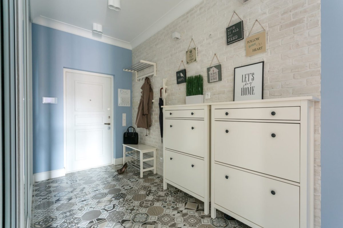 Комод в прихожей в интерьере