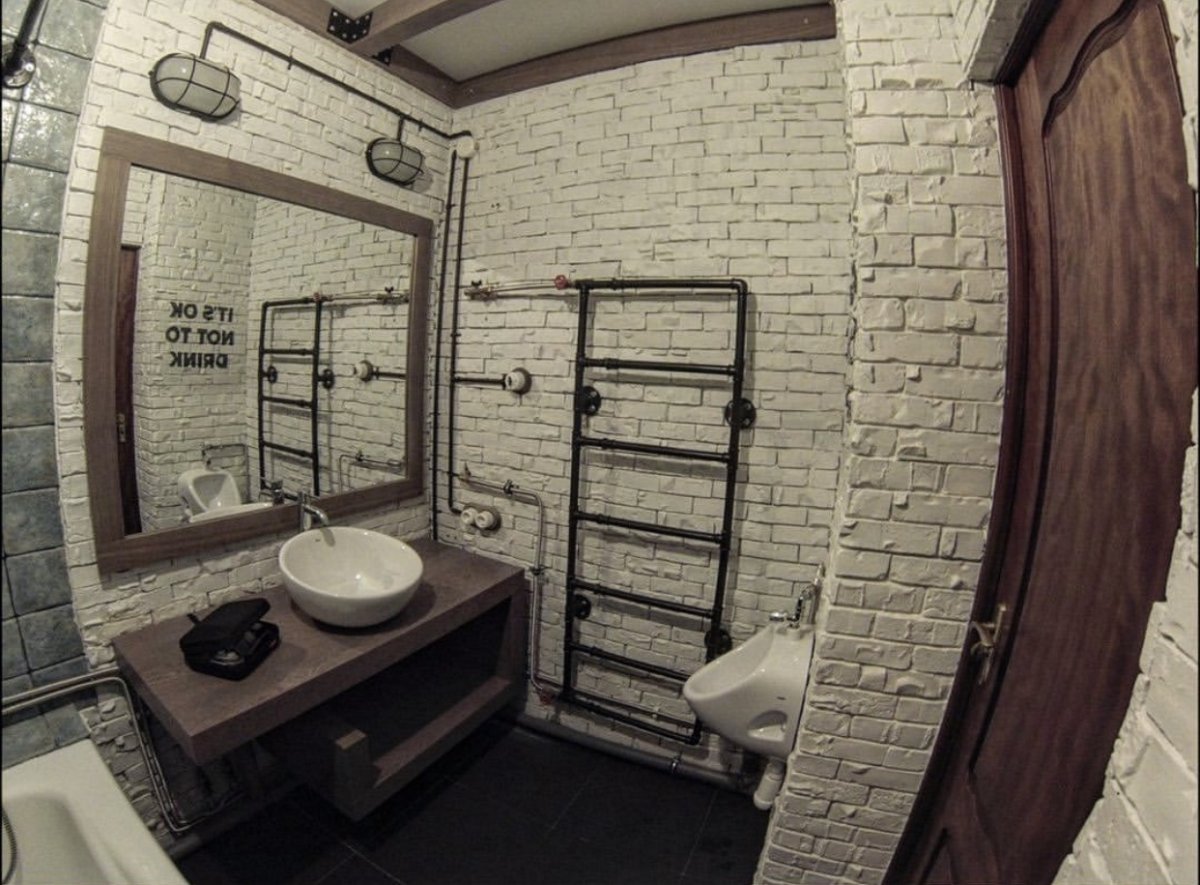 Туалет в стиле лофт с трубами