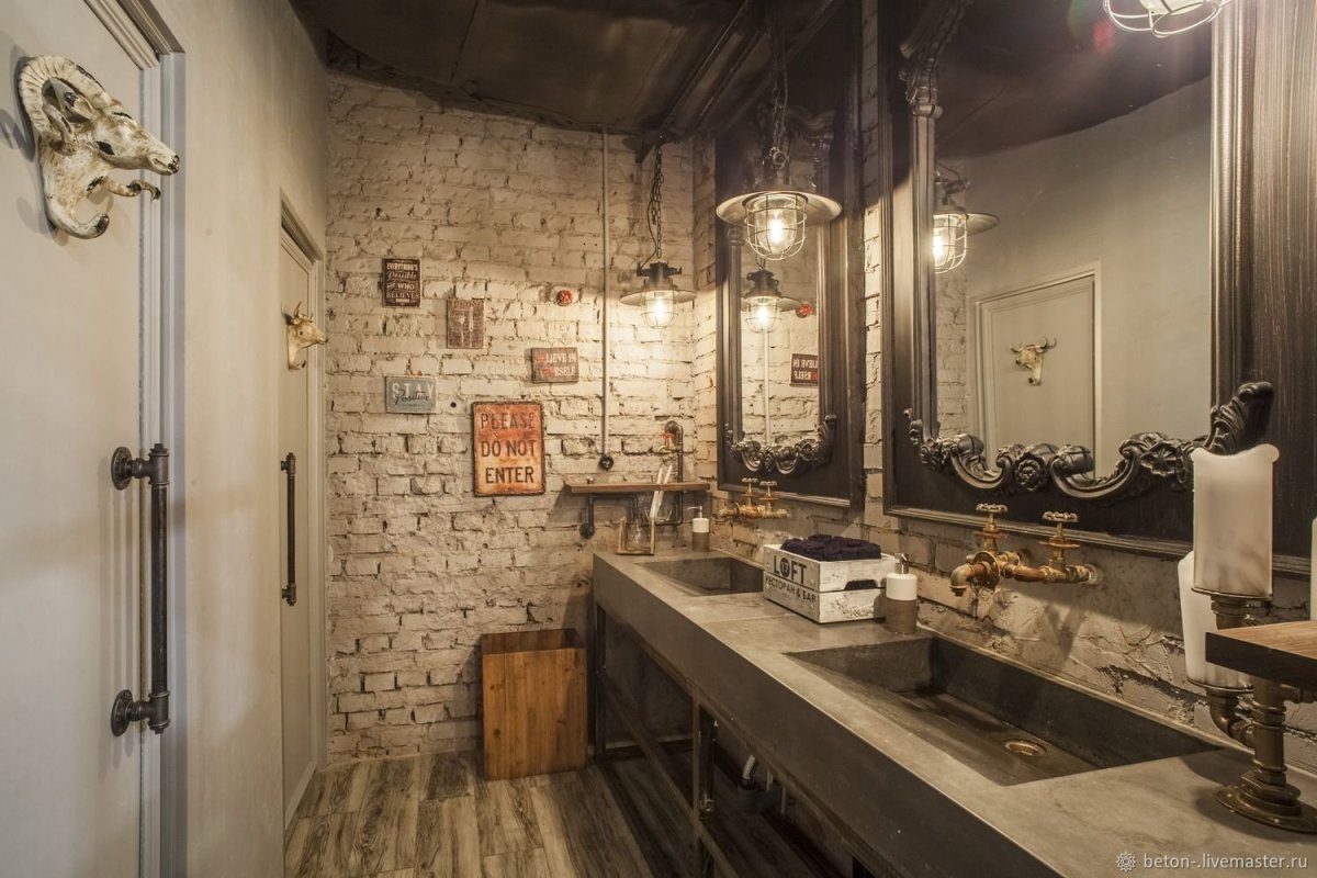 Туалет в стиле лофт в кафе
